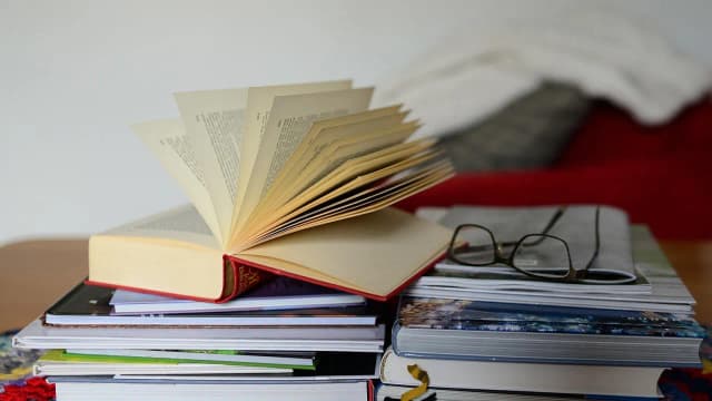 Inspirujące cytaty o książce i czytaniu - moc słów na kartach Inspirujące cytaty o książce i czytaniu - moc słów na kartach