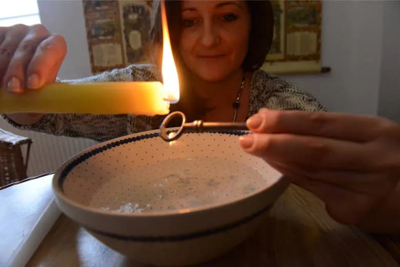 Wróżby andrzejkowe: Lanie wosku i znaczenie symboli, które zaskakują Wróżby andrzejkowe: Lanie wosku i znaczenie symboli, które zaskakują