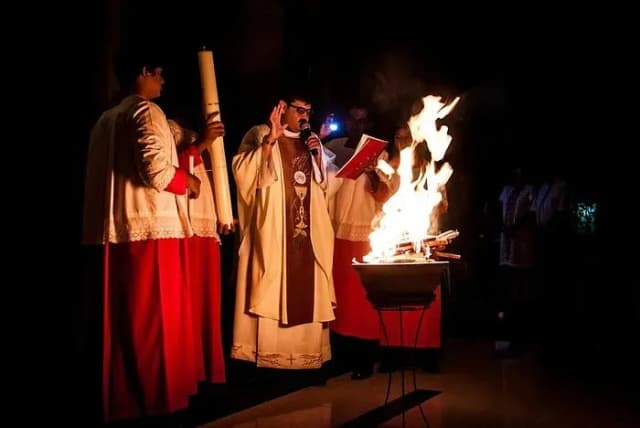 Czego symbolem jest paschał? Odkryj jego głęboką symbolikę w liturgii Czego symbolem jest paschał? Odkryj jego głęboką symbolikę w liturgii