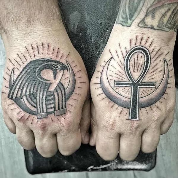 Tatuaże egipskie, symbole i ich znaczenie – co kryją w sobie? Tatuaże egipskie, symbole i ich znaczenie – co kryją w sobie?